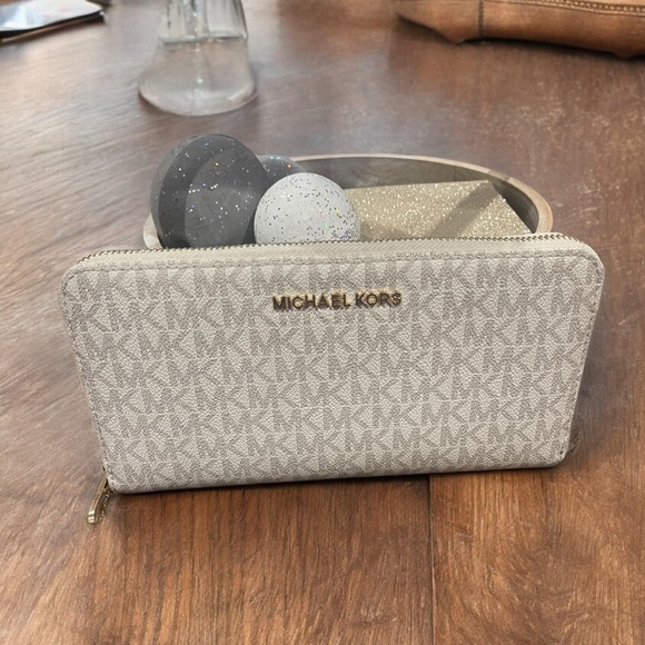 Michael Kors Leather Wallet - Picture 1 of 5